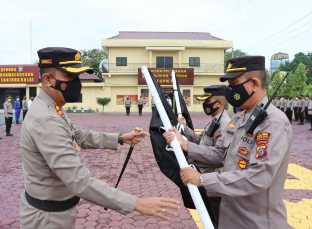 Kapolres Tanjungbalai, AKBP Triyadi, SH, SIK memimpin apel pemberian penghargaan atau rewards dan hukuman atau punishment kepada personil Polres Tanjungbalai, di Halaman Apel Depan Polres Tanjungbalai, Selasa (17 Mei 2022).