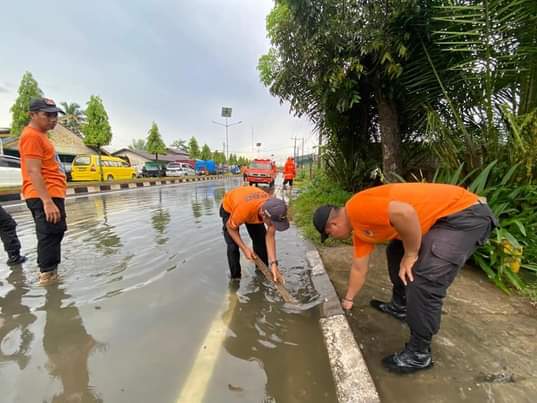 Foto: BPBD Kota Binjai Petugas BPBD Binjai melakukan monitoring di Jalan Soekarno-Hatta, Kelurahan Tunggurono, Binjai Timur.
