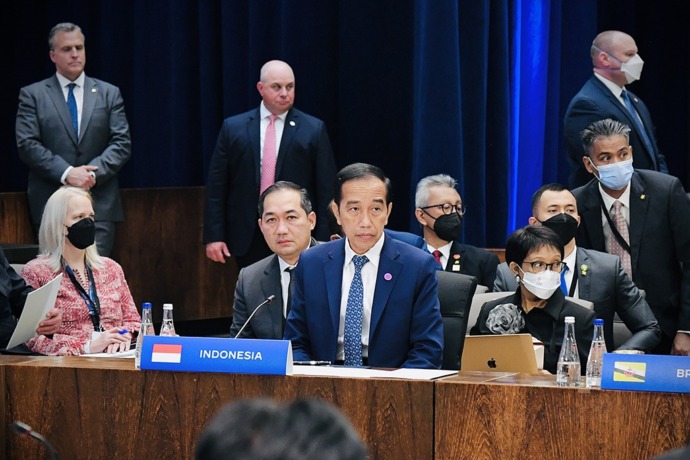 Presiden Jokowi menyerukan penghentian perang di Ukraina karena telah menciptakan tragedi kemanusiaan dan memperburuk perekonomian dunia. Selain itu, perang di Ukraina juga telah melemahkan multilateralisme dan berpotensi memecah belah hubungan antarnegar