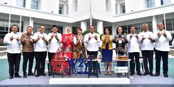 Gubsu Edy Rahmayadi bersama Chairwoman W-20 Hadriani Uli Silalahi dan lainnya foto bersama usai temu pers di Pelataran Upacara Kantor Gubsu, di Kota Medan, Rabu (15/6/2022) pagi.