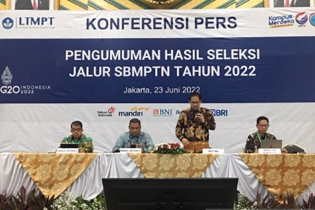 Ketua Lembaga Tes Masuk Perguruan Tinggi (LTMPT) Mochamad Ashari (dua dari kanan) menyampaikan Hasil Seleksi Jalur SBMPTN 2022, Kamis (23/6). (f: metro/net)
