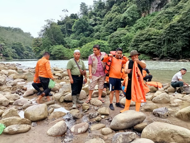 Personel BPBD Labura sedang melakukan pencarian korban hanyut.