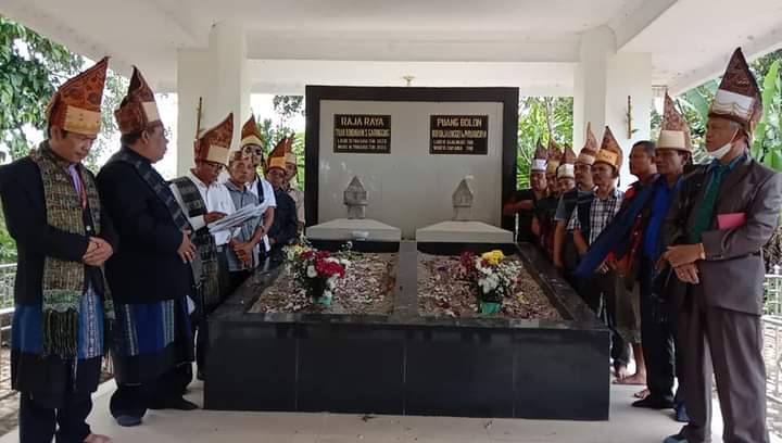 Keluarga besar Saragih Garingging saat membuat pernyataan di Makam Tuan Rondahaim Saragih Garingging di Raya.