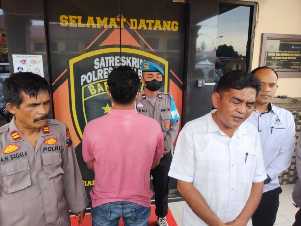 Foto: Perdana/Metro Asahan Reza Pahlevi (berbalik badan) saat di Polres Batu Bara.