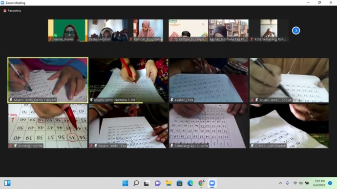 Praktek alat peraga TOT Kelas Numerasi Awal, yang digelar Tanoto Foundation kepada para Fasda di sekolah miitra Tanoto.
