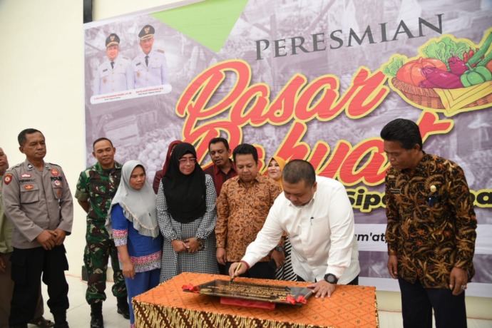 Foto: Bupati Tapsel H Dolly Pasaribu SPt MM meresmikan Pasar Rakyat Sipagimbar,Kecamatan Saipar Dolok Hole.