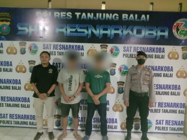 Tersangka diapit petugas (Muhammad Gani (CK-04)/Metro Asahan).