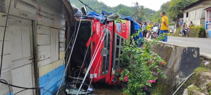 Truk tangki terbalik dan menimpa rumah warga Sibolga.