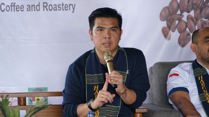Staf Khusus Menteri Hukum dan HAM, Bane Raja Manalu saat menjadi narasumber pada seminar bertema Bisik Aspekop Bincang Asik yang diselenggarakan Asosiasi Pegiat Kopi (Aspekop) Siantar-Simalungun, di Brew Brother Coffee Jalan Tarutung, Pematangsiantar, Sum