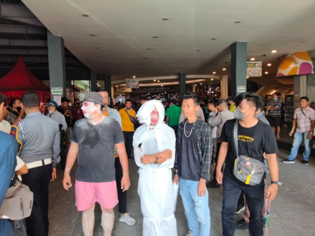 Warga bersama ‘pocong’ masuk mall di Jalan Imam Bonjol Kisaran.