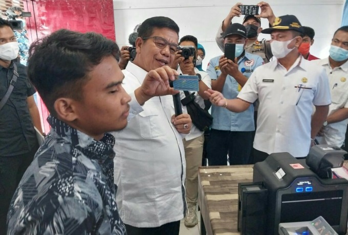 Launching perekaman dan pencetakan KTP-el di 10 kecamatan oleh Bupati Simalungun Radiapoh Hasiholan Sinaga.