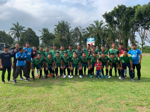 Tim Al Barokah FC bersama menejer, pelatih dan official.