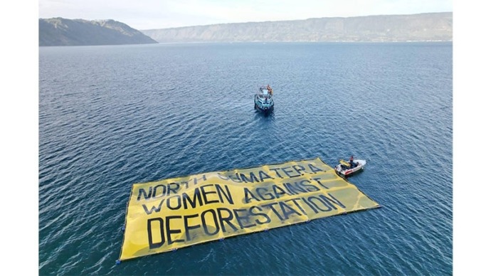 Banner raksasa dibentangkan di Danau Toba bertuliskan pesan kepada partisipan W20 Summit di Parapat, Simalungun. (f: metro/ist)