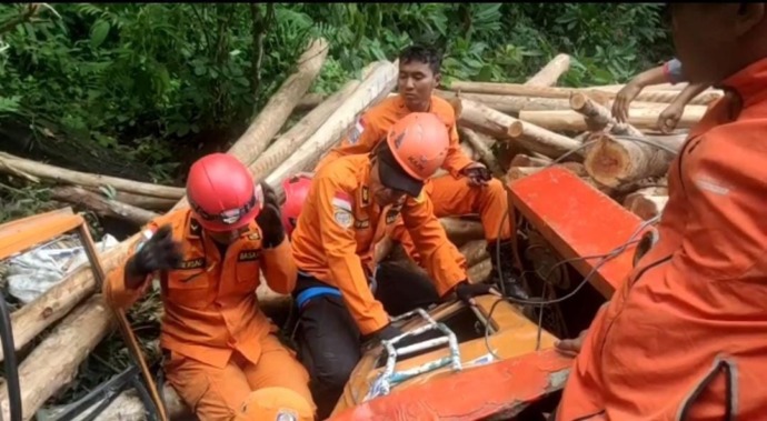 Evakuasi korban dari dalam truk pasca jatuh ke jurang di kawasan Danau Toba, Kamis (27/7/2022) dini hari.