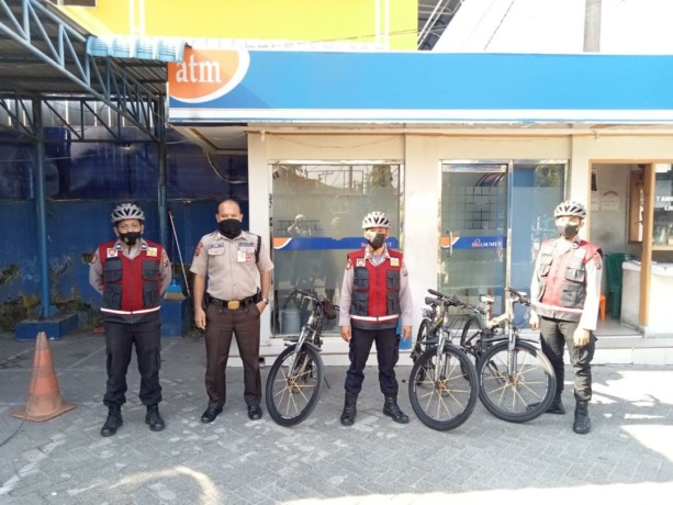 Personil Satuan Samapta Polres Sibolga yang melakukan patroli bersepeda saat menyambangi salah satu bank di Sibolga, Sabtu (23/7/2022).