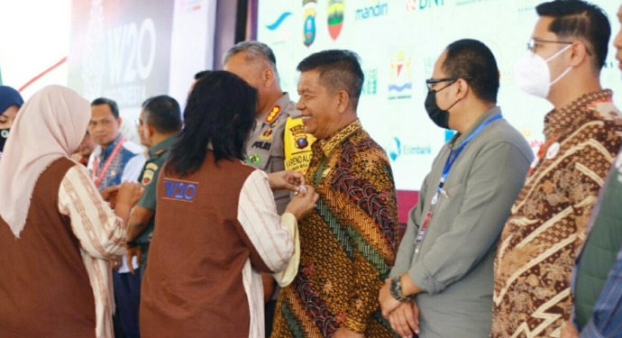 Penyematan Pin W20 oleh Chair W20 Hadriani Uli Silalahi kepada Bupati Simalungun Radiapoh H Sinaga.