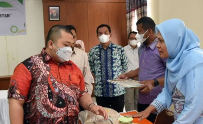 Foto: Bupati Tapanuli Selatan Dolly PPasaribu SPt MM (kiri) bersama pihak Dinas Pertanian.