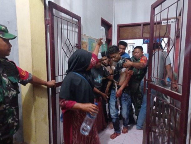 Foto: Samman Siahaan/Metro Tabagsel Korban saat mendapat pertolongan medis, Jumat (1/7/2022) di RSUD Panyabungan.