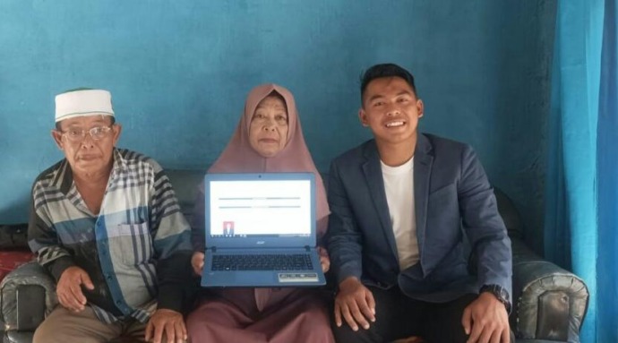 Riandry Fadillah Nasution peraih beasiswa S2 di The University Of Nottingham bersama kedua orang tua.