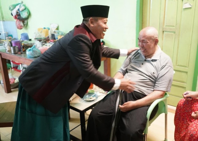 Plt Wali Kota Tanjung Balai H Waris Tholi saat mengunjungi H Khirul Fuad.