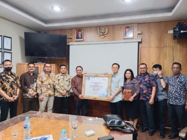 Foto: Penyerahan penghargaan BPJS Ketenagakerjaan kepada PT Barumun Agro Sentosa.
