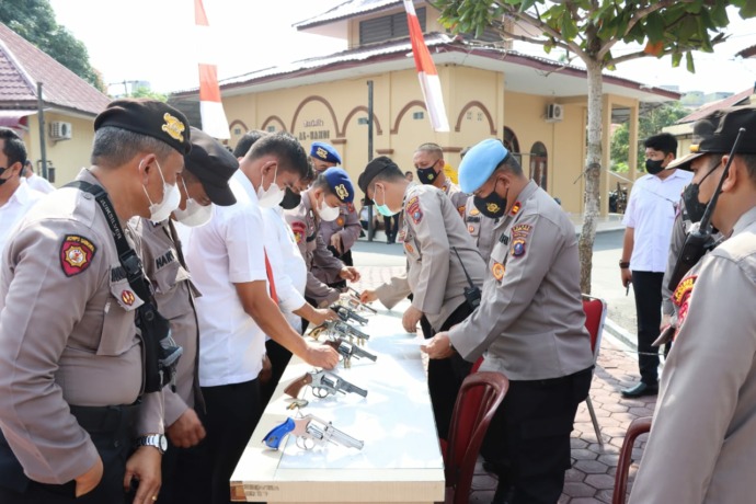 Pemeriksaan senjata api dinas Personil Polres Tanjungbalai.