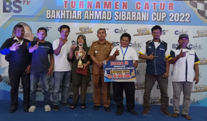 Ist/New Tapanuli Dzul Fadly bersama camat sibabangun dan tim catur. 