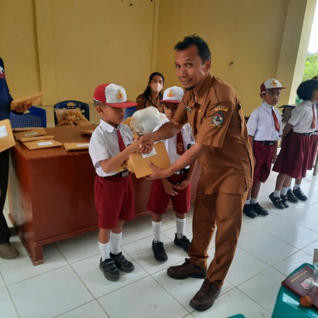 Foto: Kepala Desa Doloksaribu Lumban Nabolon, James L Doloksaribu, saat memberikan apresiasi hadiah kepada siswa yang berprestasi.