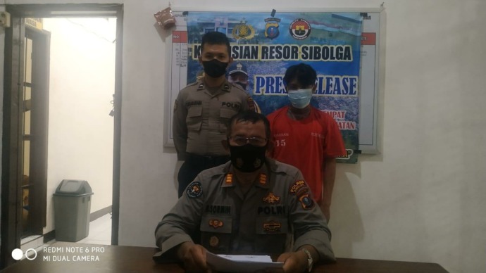 Kasi Humas Polres Sibolga AKP Ramadhansyah Sormin usai memberikan keterangan pers kepada wartawan terkait penggelapan uang nasabah koperasi. 