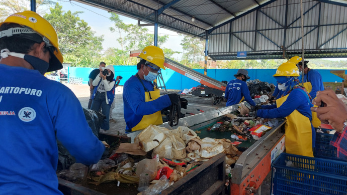 Foto: Dame Ambarita Para pekerja tengah melakukan pemilahan sampah yang didapat dari rumah-rumah warga di TPS3R ABI Martopuro Purwosari, Pasuruan, Jawa Timur, Rabu (20/7/2022).
