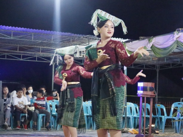 Tortor persembahan Pemuda GKPS Merek Raya pada acara Pagelaran Seni Budaya Simalungun di Merek Raya,