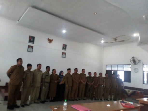 Kepala Cabang Dinas Pendidikan Sumut Siantar – Simalungun James Siahaan dengan para kepala sekolah.