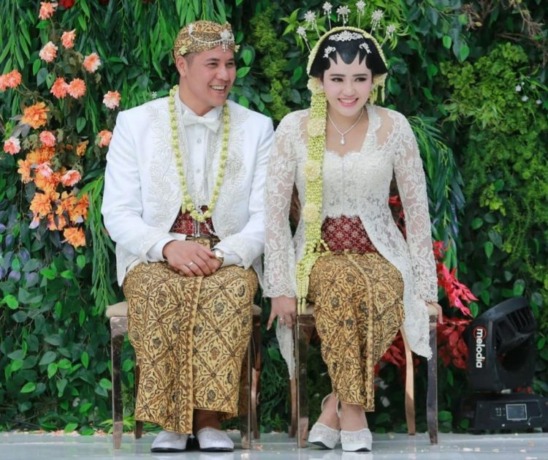 Via Vallen dan Chevra Yolandi bulan madu ke Inggris.