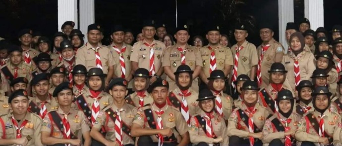 Bupati Labuhanbatu H Erik Adtrada Ritonga berfoto bersama anggota Pramuka.