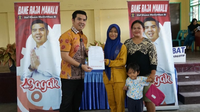 Staf Khusus Menteri Hukum dan HAM, Bane Raja Manalu kembali membagikan langsung beasiswa Program Indonesia Pintar (PIP) kepada pelajar di Kota Pematang Siantar dan Kabupaten Simalungun, Sumatera Utara, Kamis (28/7/2022).