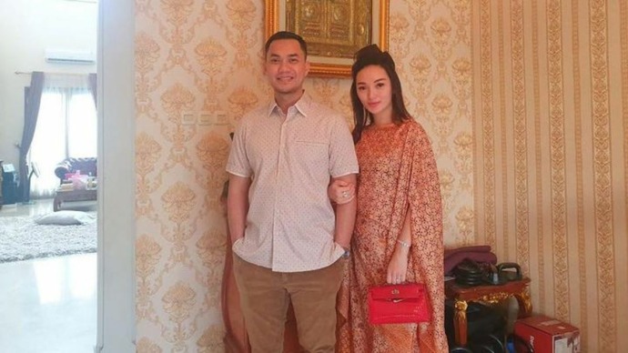 Zaskia Gotik dan suami.