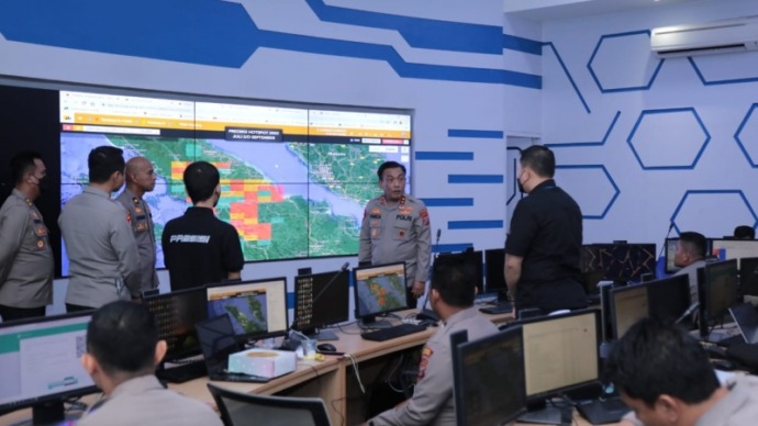 Kapoldasu Irjen Pol RZ Panca Putra Simanjuntak meninjau aplikasi Lancang Kuning untuk mencegah karhutla di Sumut.