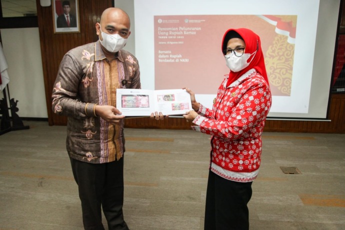 Kepala KPw Bank Indonesia Pematang Siantar Teuku Munandar menyerahkan Uang Kertas Baru Tahun Emisi (TE) 2022 kepada PLt Wali Kota Pematang Siantar Susanti Dewayani.