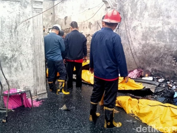 Warga menyaksikan rumahnya terbakar di Medan Belawan, Kamis (4/8). (f: metro/smg)
