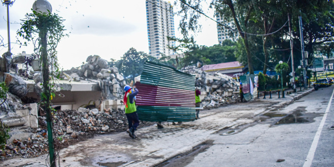 Bangunan di Merdeka Walk sudah seluruhnya dihancurkan. Hal itu dilakukan Pemko Medan untuk revitalisasi Lapangan Merdeka. (f: metro/refilnadi/sumutpos)