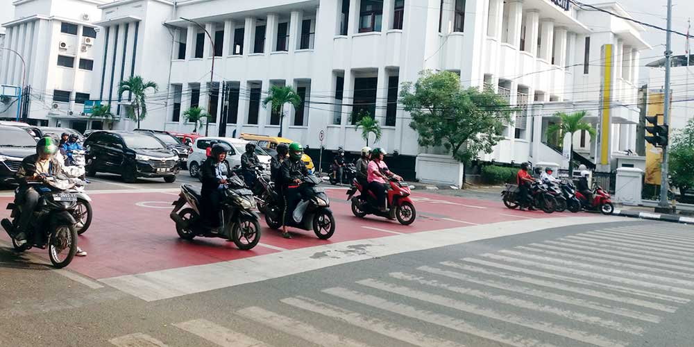 Sejumlah kendaraan yang tertib berhenti di marka jalan raya, di Jalan Balai Kota Medan. (f: metro/Dewi/Sumut Pos)