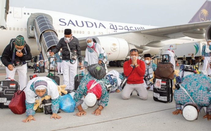 Jamaah haji tiba di Bandara Juanda. (dipta wahyu/jawa pos)