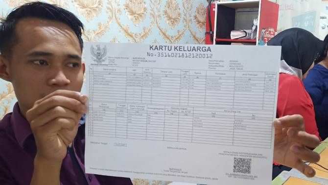 Tidak ada aturan yang melarang adanya lebih dari satu Kartu Keluarga (KK) untuk satu alamat rumah.