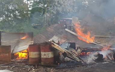 Camp Pos PT PLS yang dibakar warga.