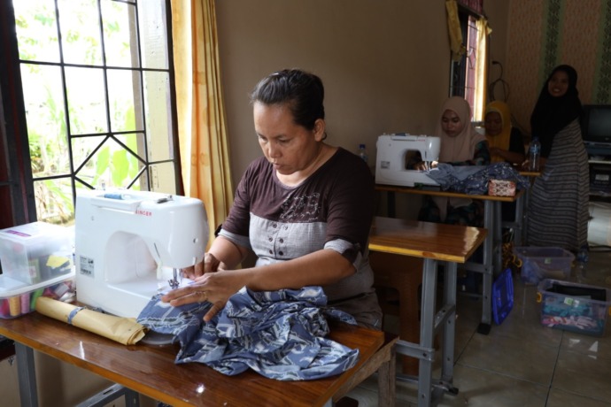 Foto: Febryana Panjaitan di lokasi workshop menjahit di Desa Batuhula, Kecamatan Batangtoru, Tapanuli Selatan.