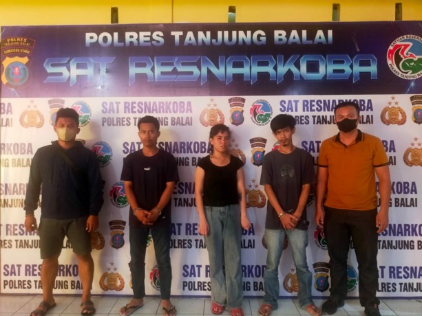 Tiga tersangka jaringan pengedar ekstasi dan barang bukti 144,5 butir ekstasi.