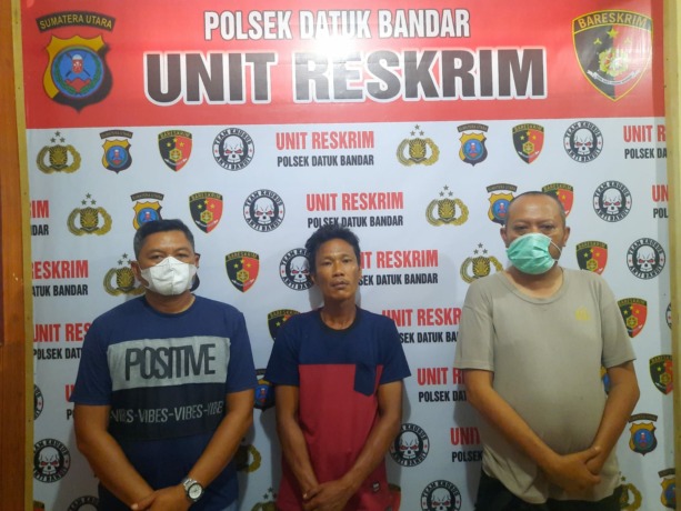 Foto: Tersangka pembobol Toko Ecy Fashion diamankan petugas Polsek Datuk Bandar.