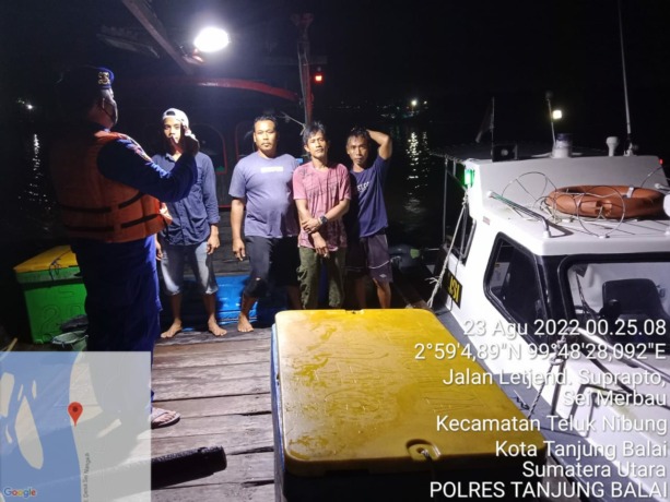 Foto: Pemeriksaan kapal tanpa dokumen oleh Satpol Airud Polres Tanjungbalai.