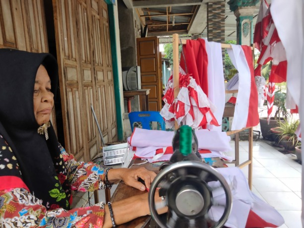 Foto: (Perdana) Mardawiah, nenek penjahit bendera merah putih di Asahan.