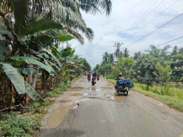 Kondisi ruas jalan provinsi penghubung Air Joman - Kecamatan Silau Laut rusak parah.